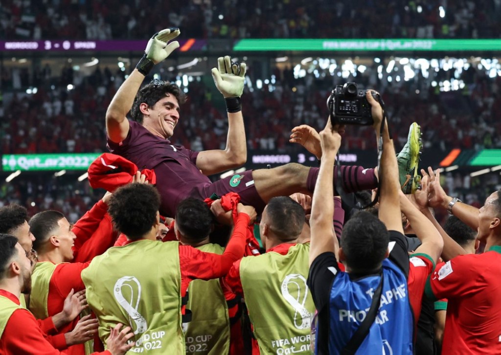 Bonou, portiere del Marocco, para due rigori alla Spagna e porta i suoi ai quarti di finale di Qatar 2022