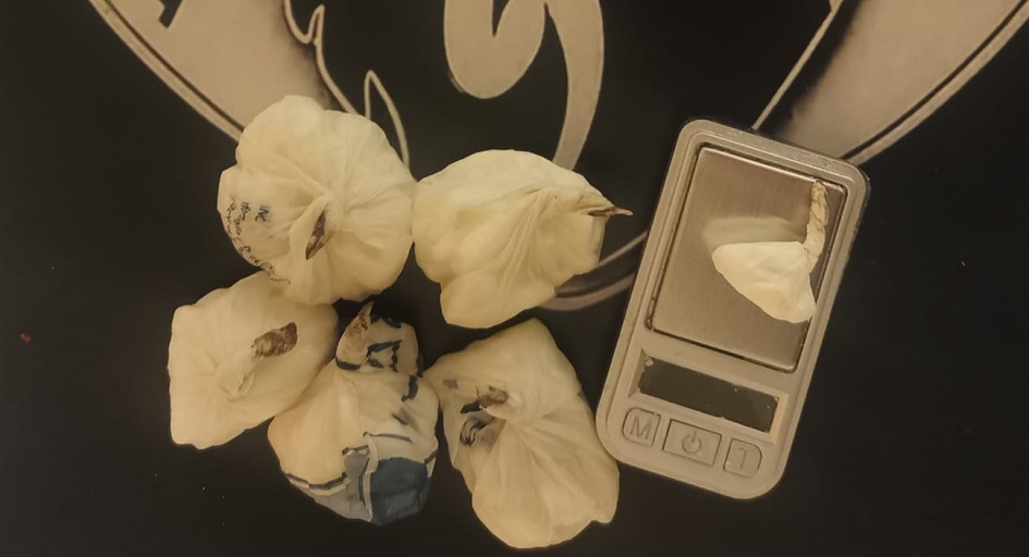 Arrestato 28enne che nascondeva la droga negli anfratti di un muro a Catania