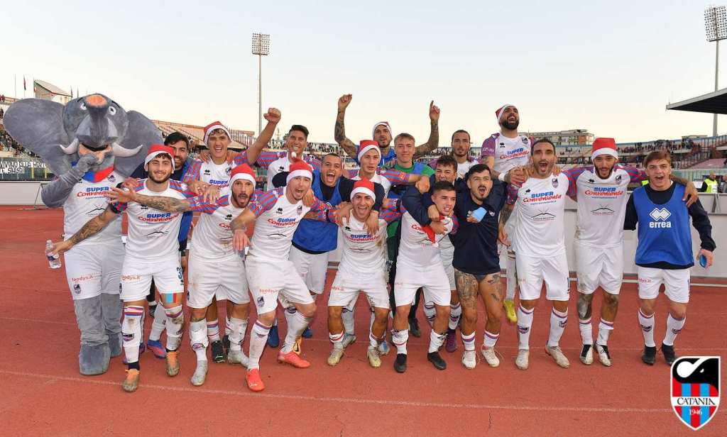 Il Catania festeggia il 2-1 sul Trapani che chiude il girone di andata del campionato di serie D 2022-2023. Rossazzurri primi con 10 punti sulle seconde