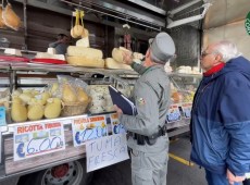 Blitz al mercato rionale, sequestrati 250 chili di formaggi freschi, multe per 7500 euro
