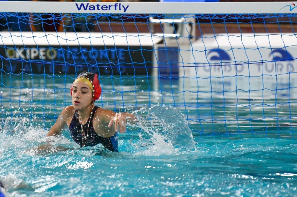 Il giovane portiere dell'Ekipe Orizzonte Letizia Scibona fa il suo esordio in A1 nel match vittorioso contro il Como Nuoto