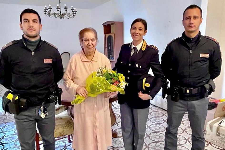 Una delle anziane vittima delle rapine violente riceve la visita della polizia