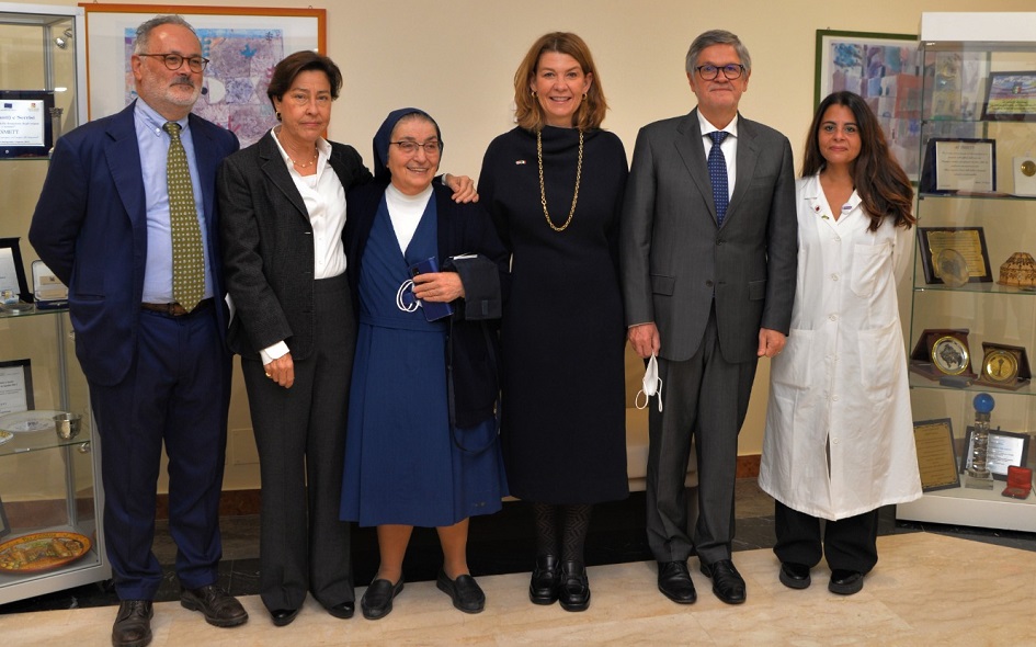 La vista della console Americana che ha definito l'Ismett un centro di eccellenza nella sanità internazionale