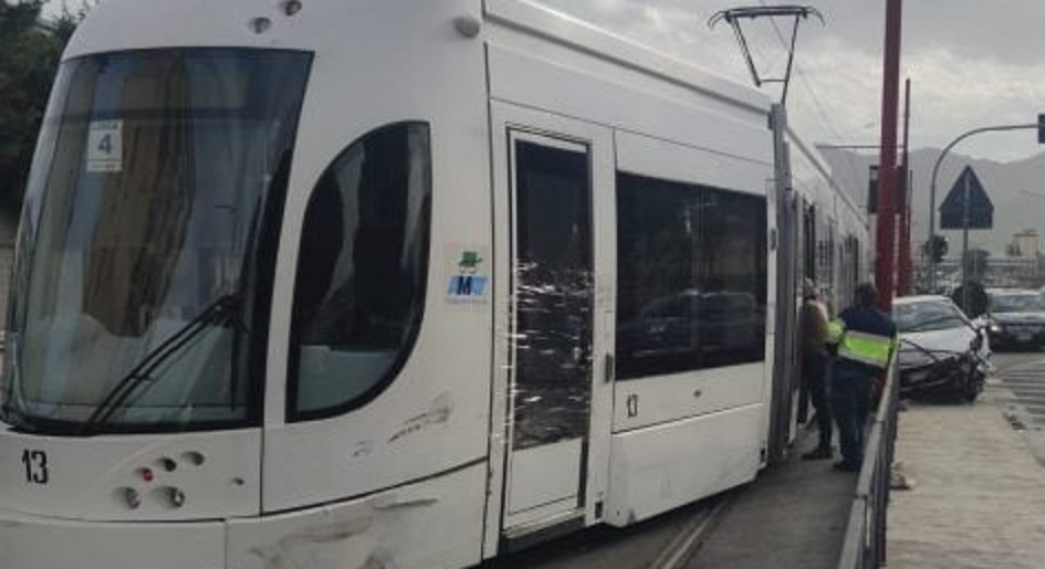 Incidente tra il tram e un'auto in viale Regione a Palermo