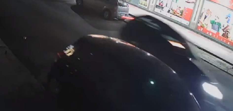 Auto ribaltata in via Malaspina al momento dell'impatto