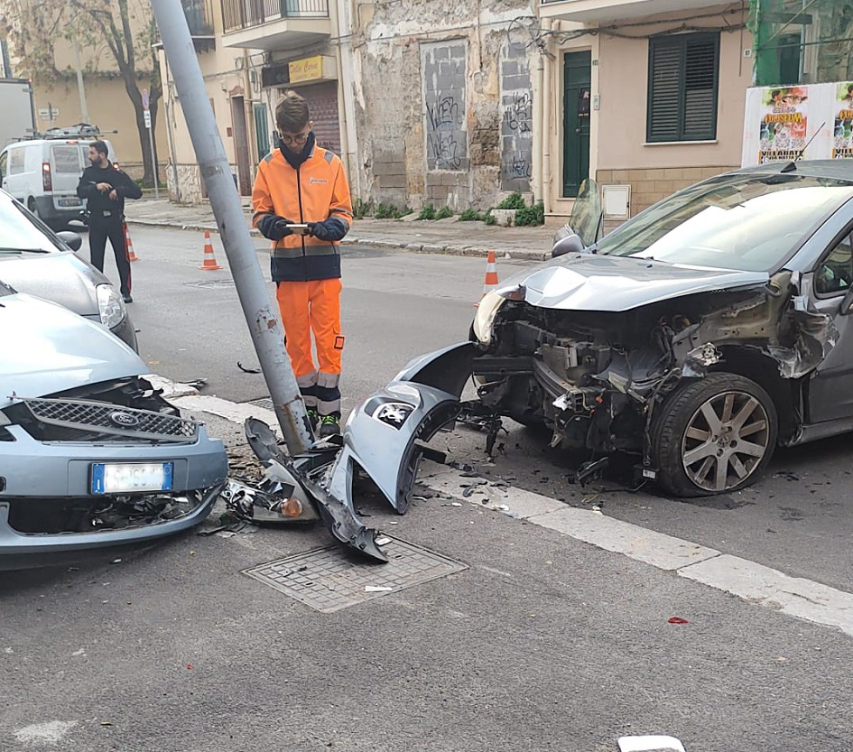 Auto contro palo in via Galletti a Palermo