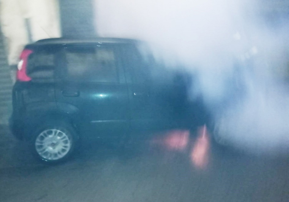 A fuoco l'auto di un commerciante a Partinico, forse è doloso
