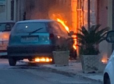 Auto a fuoco nel Palermitano vicino la chiesa, panico fra i fedeli