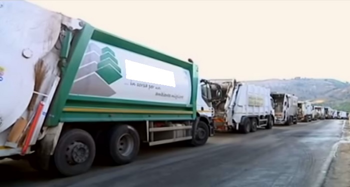 Rifiuti discarica camion