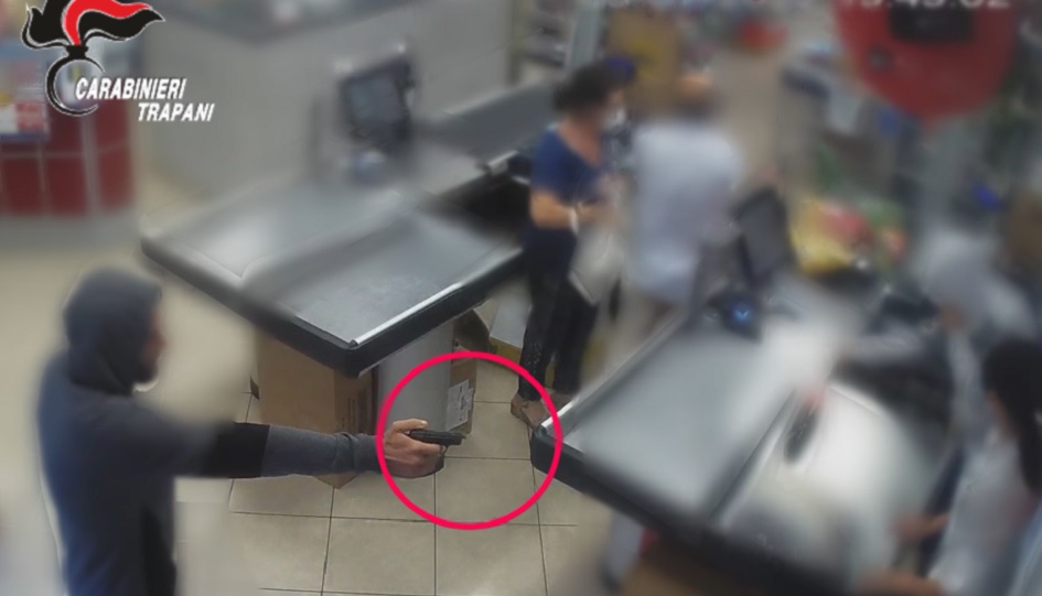 Arrestato giovane per una rapina ad un supermercato di Trapani