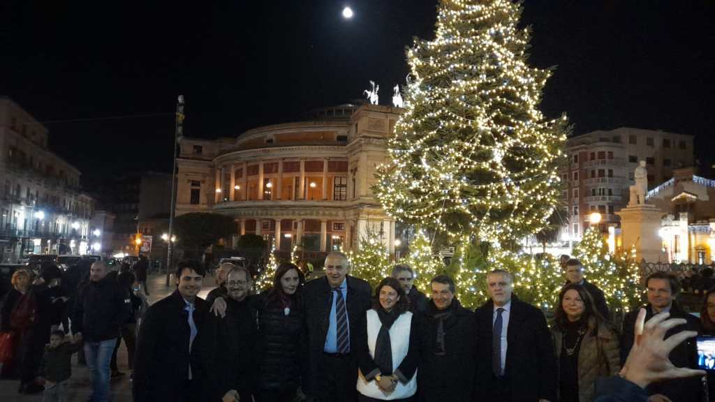 Roberto Lagalla accende l'albero di Natale