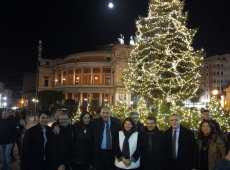 Palermo si illumina di luci, acceso l’albero di Natale in piazza Castelnuovo