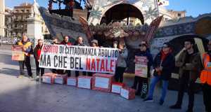 “Ma che bel Natale”, percettori del reddito protestano sotto il carro di Santa Rosalia