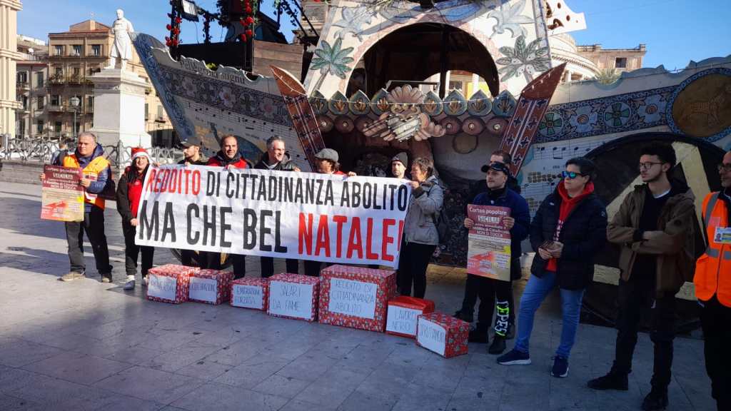 Percettori reddito protestano sotto carro Santa Rosalia, Palermo