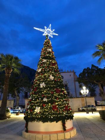 Natale 2022 a Cinisi, acceso l'albero tra ecologia e innovazione