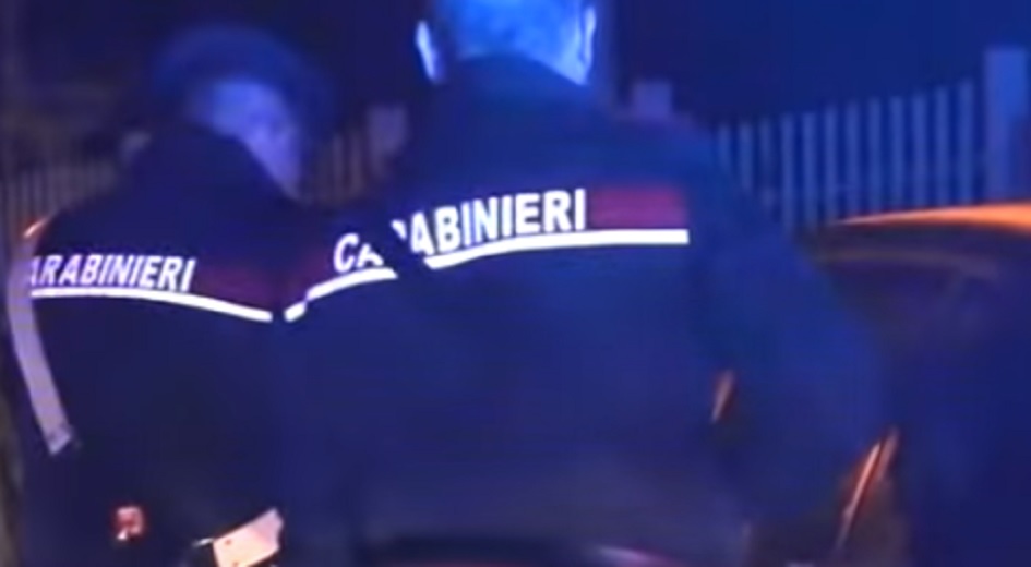 Carabinieri presi a pugni da una donna in un bar di Trapani