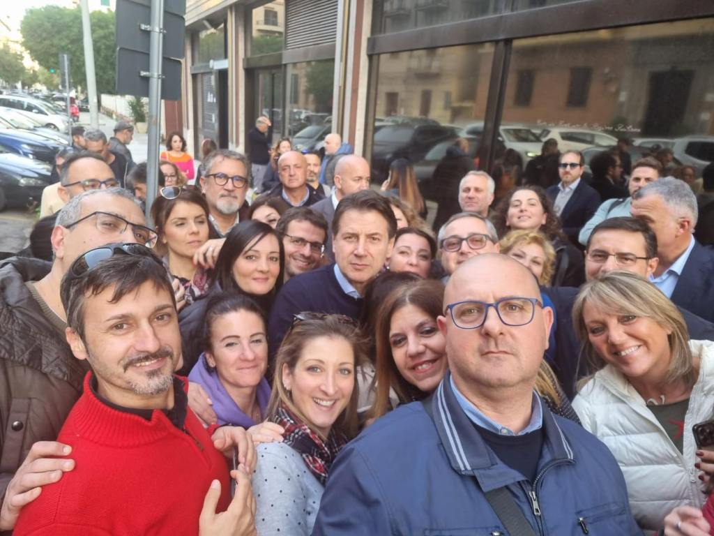 Il leader del M5S Giuseppe Conte a Palermo con i lavoratori Almaviva