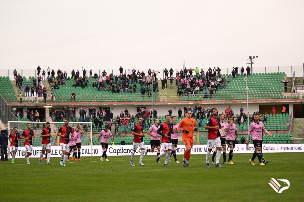 Palermo a Cosenza, entrata delle squadre in campo