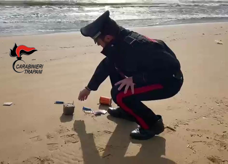 I carabinieri trovano droga sulla spiaggia di Tre Fontane