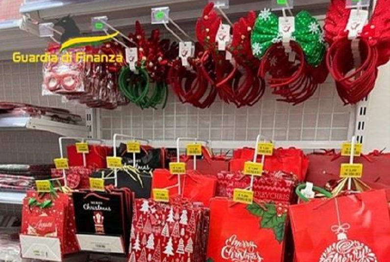 Il sequestro di prodotti natalizi in un negozio cinese