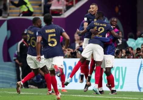 La Francia festeggia il 2-0 sul Marocco nella semifinale dei Mondiali di calcio di Qatar 2022