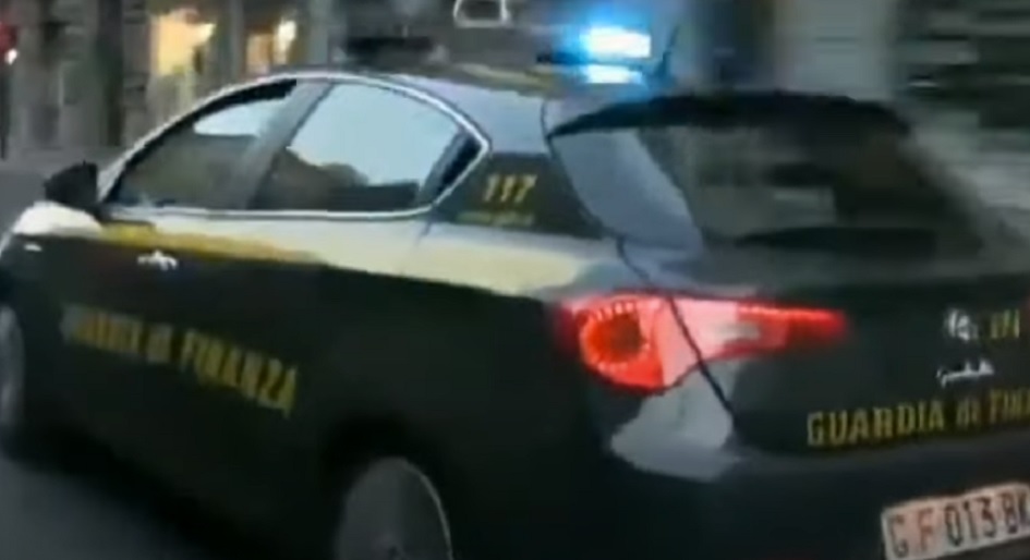 Ispettori del lavoro corrotti scoperti dalla finanza