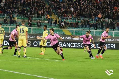 Jacopo Segre festeggia il 2-0 del Palermo al Cagliari, finirà 2-1 per i rosanero, serie B 2022-2023