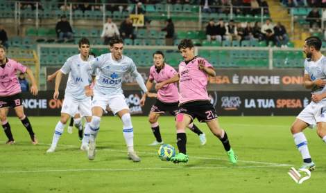 Damiani in azione durante Palermo-Como, 0-0, serie B 2022-2023
