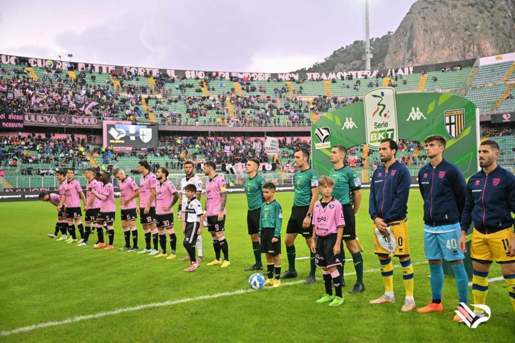 Palermo-Parma, squadre a centrocampo