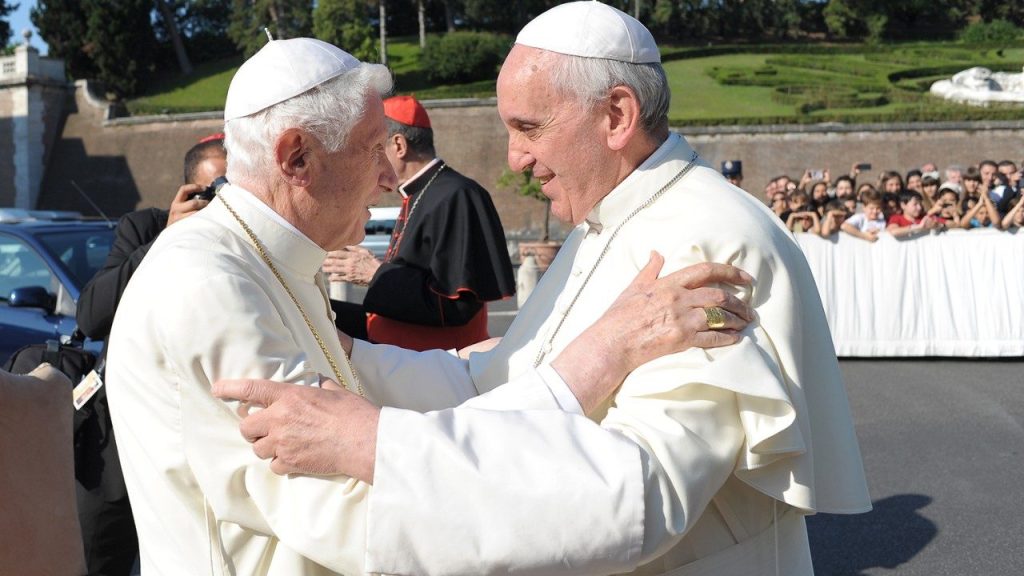 Papa Benedetto XVI e Papa Francesco.