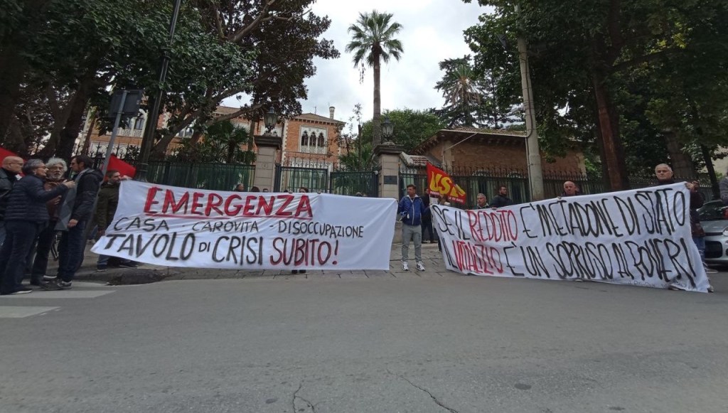 Protesta a Palermo contro il caro vita, in centinaia in piazza