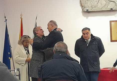 Abbraccio tra Salvatore Antibo ed il sindaco Roberto Lagalla