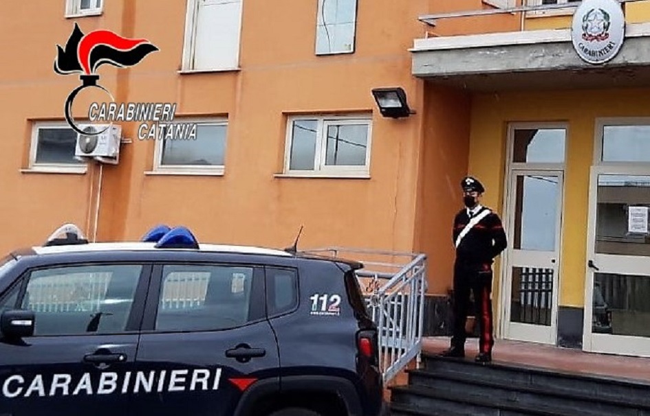 I carabinieri di Adrano hanno arrestato un uomo ubriaco che ha provocato incidente