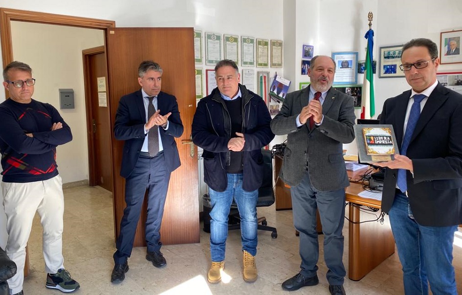 Premiato il vicequestore di Adrano per aver fatto arrestare il pericoloso estortore