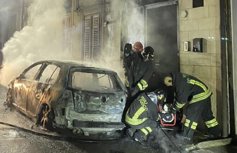 A fuoco auto e casa a Bagheria