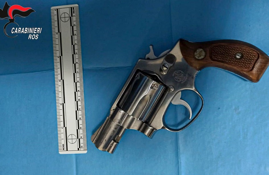 La pistola trovata nel covo di Messina Denaro