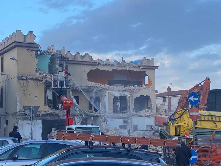 Al via la demolizione del Johnnie Walker a Carini