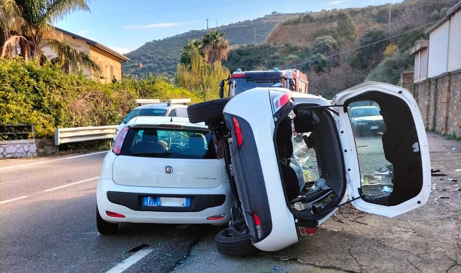 Incidente frontale nel Messinese, un'auto ribaltata e due feriti