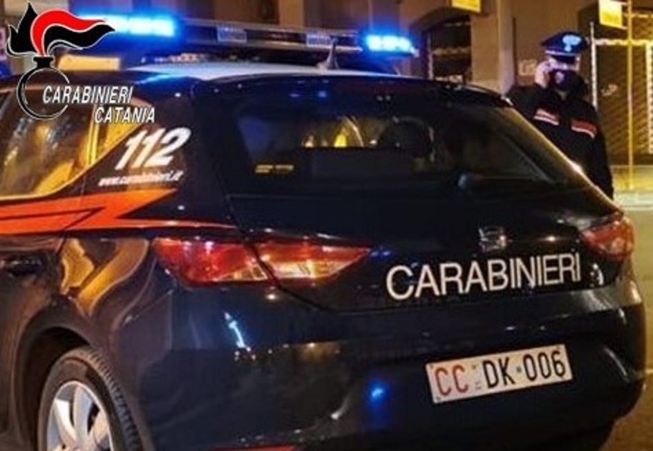 Carabinieri a Catania arrestano giovane dopo una rapina con un coltello in un negozio