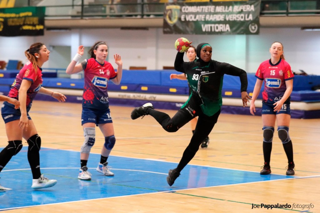 Karichma Ekoh in azione nell'Handball Erice