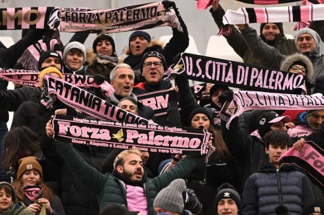 Il presidente del Palermo Dario Mirri in curva nel settore ospiti del Del Duca a salutare i tifosi rosanero presenti nonostante il rinvio della partita ad oggi per il noto problema al volo di venerdì sera