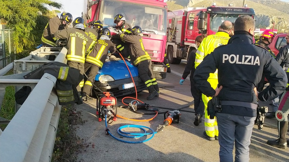 Incidente sulla A29, uomo soccorso incastrato nell'auto