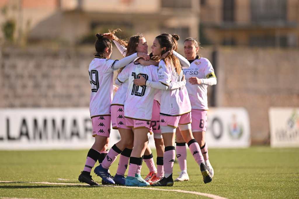Palermo femminile esulta nel match col Cosenza vinto 2-0, Serie C 2022-2023