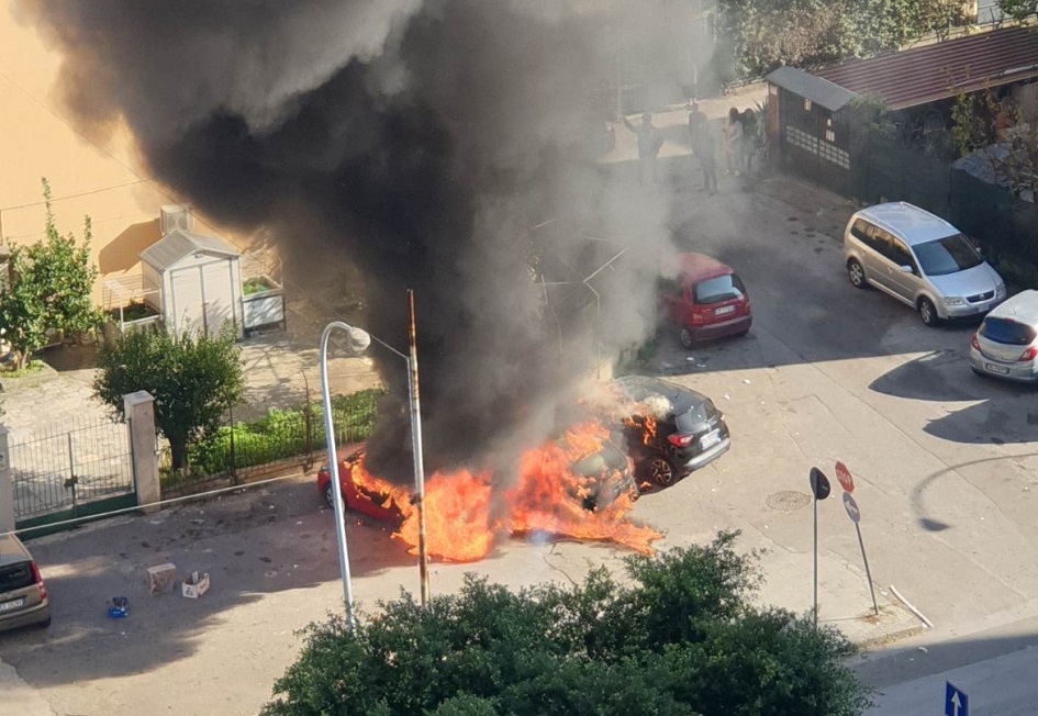in fiamme tre auto nel quartiere della Noce a Palermo