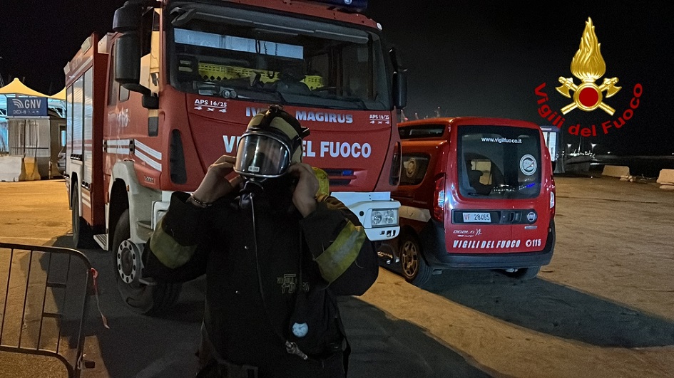 Da 5 giorni ancora brucia la nave traghetto Superba della Ngv al porto di Palermo