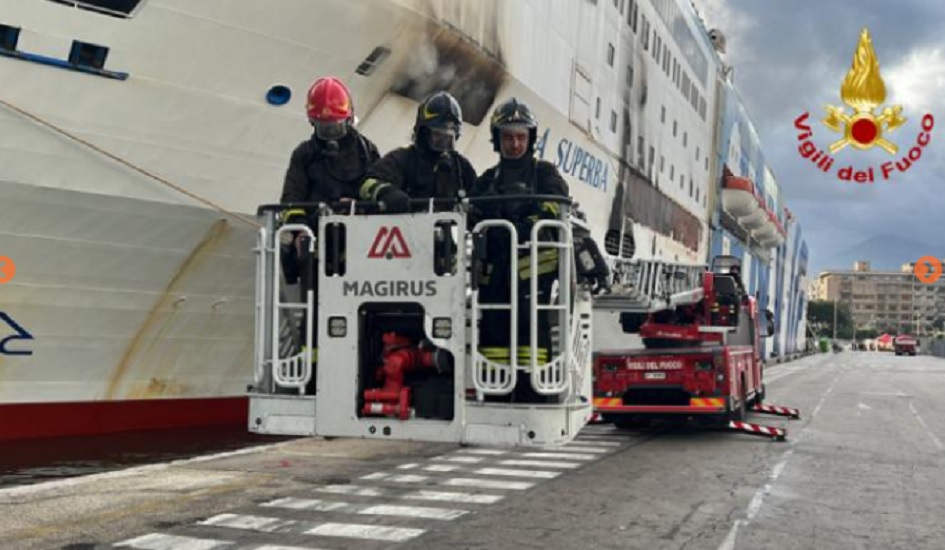 Terzo giorno di incendio all'interno della nave Superba al porto di Palermo