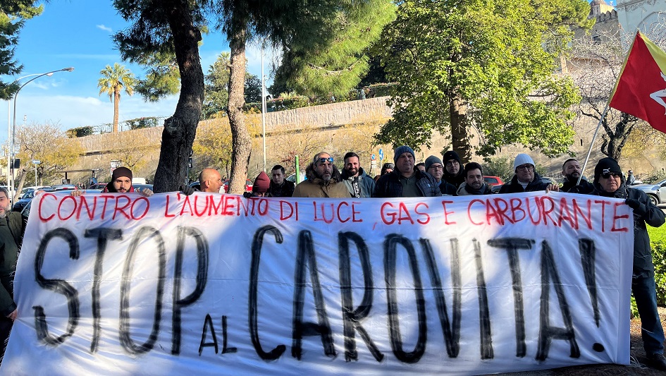 Il sit in dei comitati alla presidenza della Regione a Palermo contro il carovita