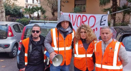 Percettori reddito in presidio in via Trinacria