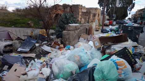 Rifiuti in via Messina Marine, Palermo