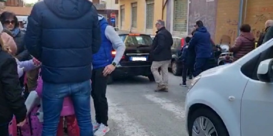 Il traffico di auto davanti ad una scuola di Siracusa